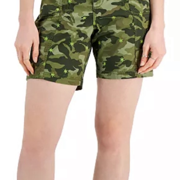 New Women’s Ladies STYLE & CO Green Camo Stars Printed Cargo Short - Picture 3 of 5